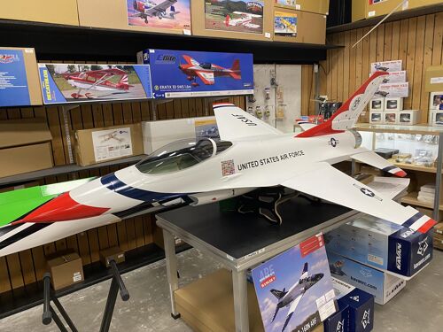 Showroommodel (NIEUW) - Pilot RC F16 120" (3,06 m) Jet ARF-kit met Retracts & Vector Tail Pipe