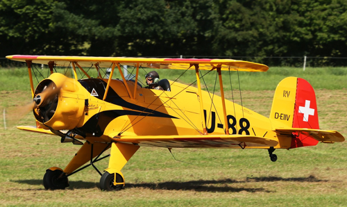 CY Model - Bucker BU-133 Jungmeister 100" (2540 mm) 150CC Oratex geschilderde ARF-kit - Geel/Zwart