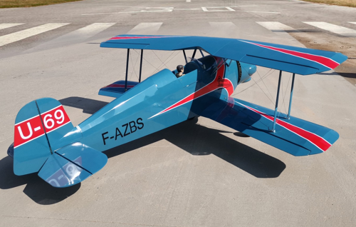 CY Model - Bucker BU-133 Jungmeister 100" (2540 mm) 150CC Oratex geschilderde ARF-kit - Blauw/Rood